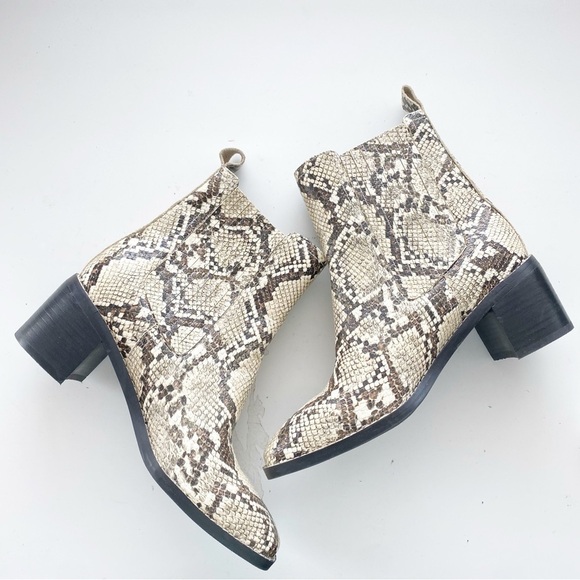 NORDSTROM Hazina Animal Print Leather Chelsea Boots NEW Size 6 - Picture 6 of 7